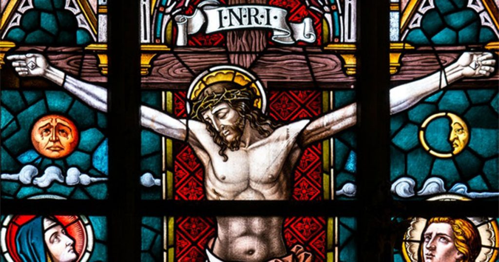 Fotografía de un vitral de la crucifixión de Jesús