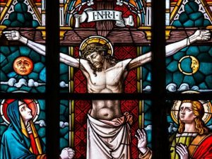 Ilustración De Crucifijo. Vitral que muestra la crucifixión de Cristo