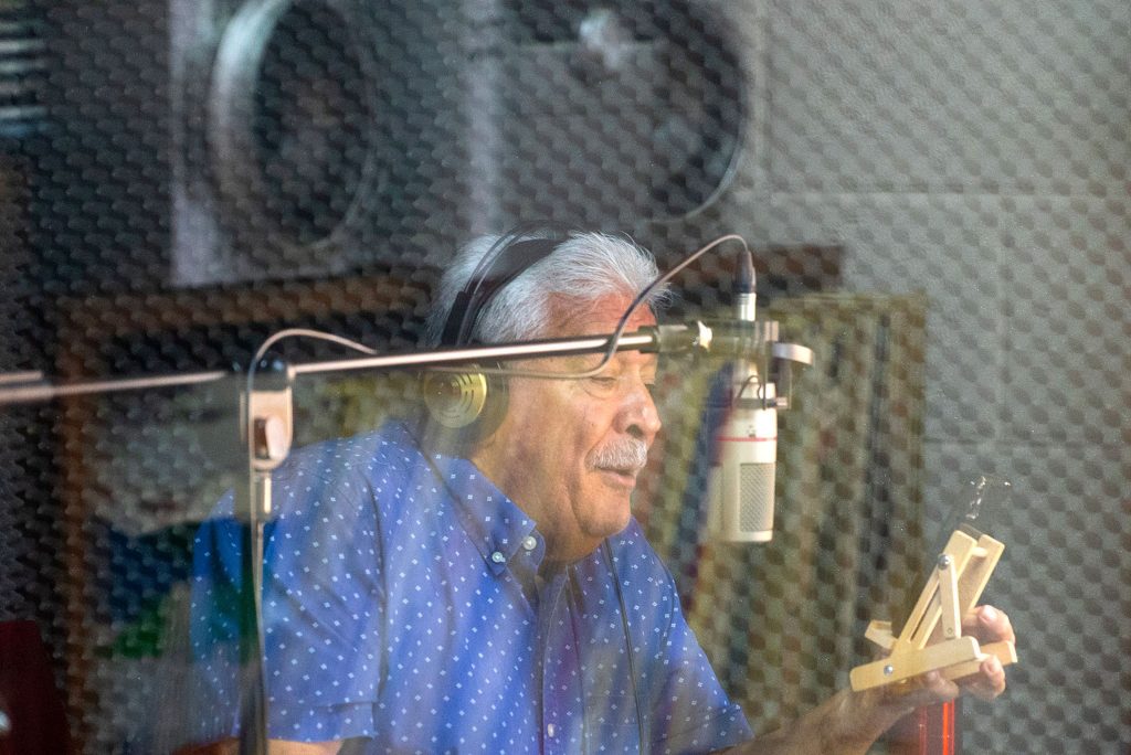 Hombre en un estudio grabando uno de los programas del ICECU