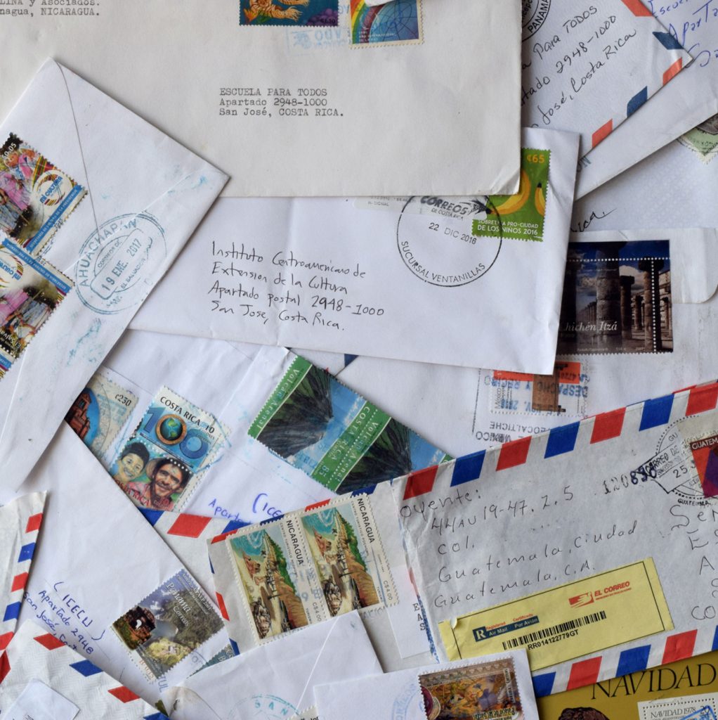 Fotografía de una textura formada por sobres de correspondencia