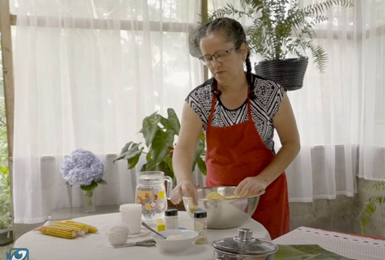 Fotograma que muestra una señora cocinando