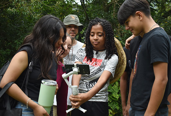 Niñas y niños grabando un video